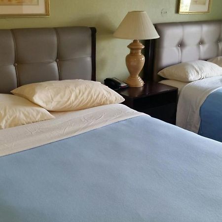 Riverwalk Inn & Suites Fort Atkinson Eksteriør billede