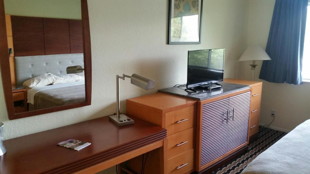 Riverwalk Inn & Suites Fort Atkinson Eksteriør billede