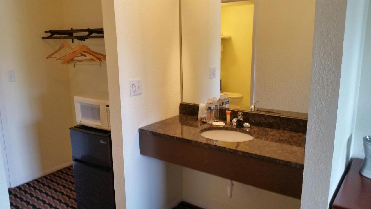 Riverwalk Inn & Suites Fort Atkinson Eksteriør billede