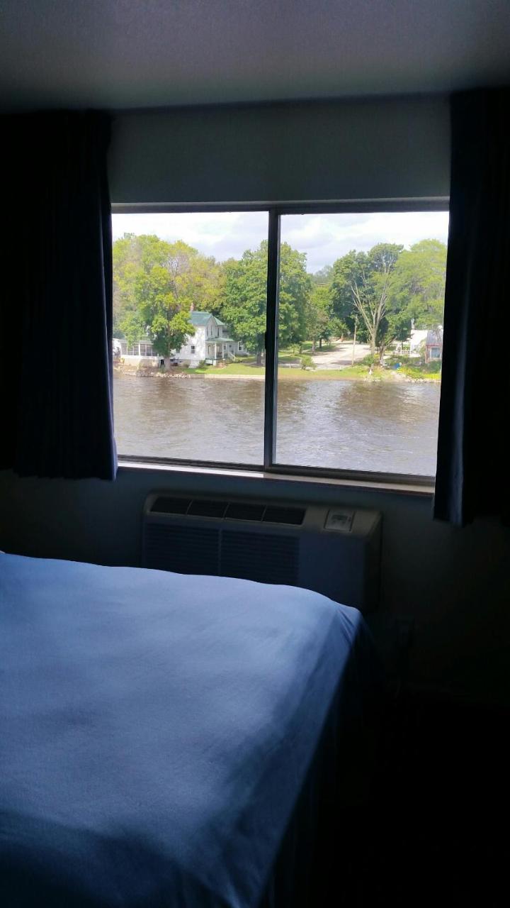 Riverwalk Inn & Suites Fort Atkinson Eksteriør billede