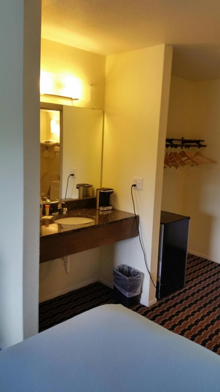 Riverwalk Inn & Suites Fort Atkinson Eksteriør billede
