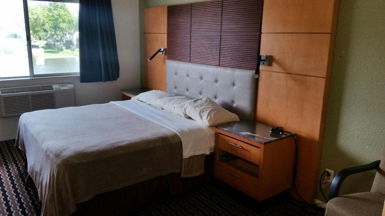 Riverwalk Inn & Suites Fort Atkinson Eksteriør billede